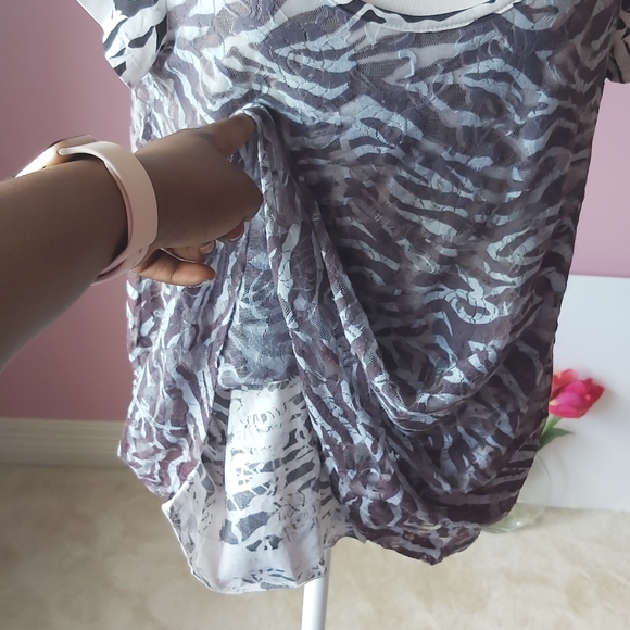 5/$25 Darvina Top - Picture 3 of 8